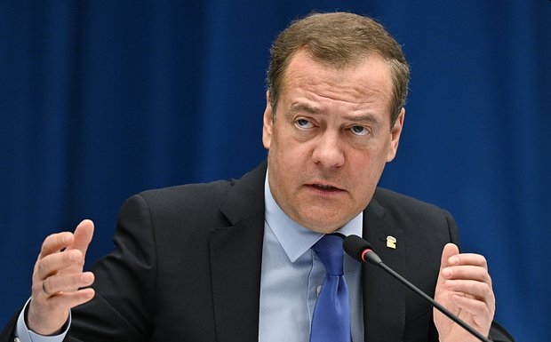 Медведев предупредил об ответе России на введение западного контингента на Украину